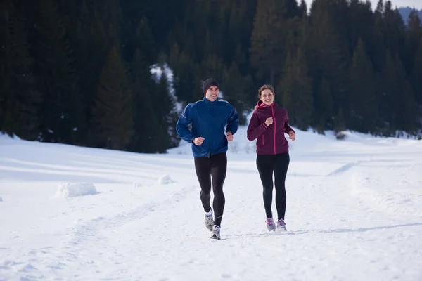 Pareja Joven Saludable Corriendo Afuera Nieve Bosque Atleta Corriendo Hermoso —  Fotos de Stock