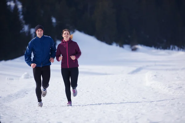Pareja Joven Saludable Corriendo Afuera Nieve Bosque Atleta Corriendo Hermoso —  Fotos de Stock