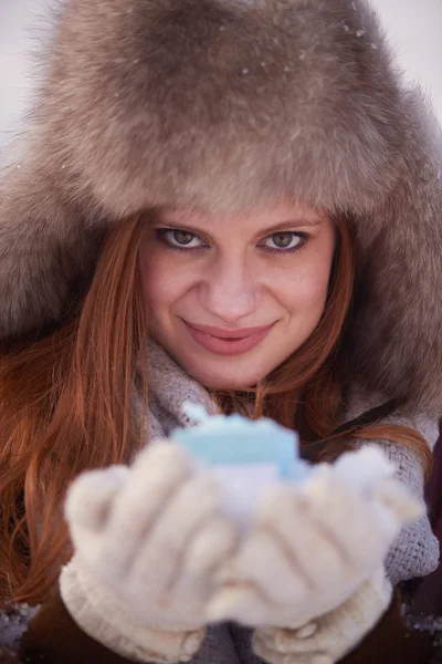 Дівчина з подарунком на зимовій сцені — стокове фото