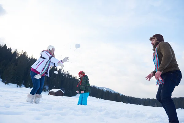 Szczęśliwa rodzina gra razem w śniegu w zimie — Zdjęcie stockowe