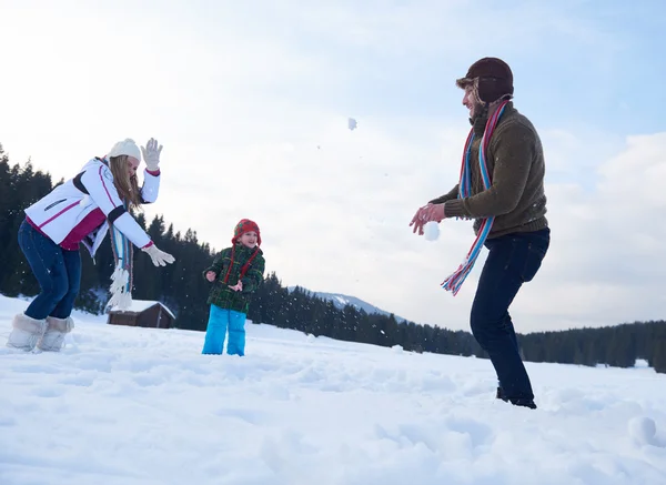 Famiglia felice che gioca insieme nella neve in inverno — Foto Stock