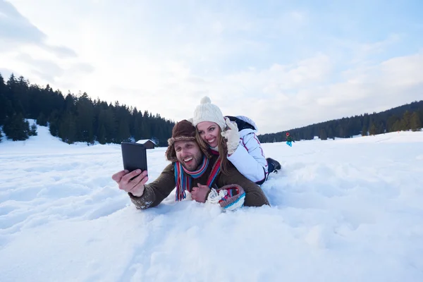 Coppia romantica divertirsi nella neve fresca e scattare selfie — Foto Stock