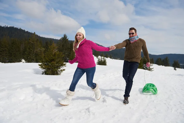 Casal se divertindo na neve — Fotografia de Stock