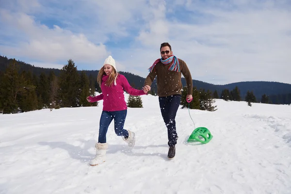 Casal se divertindo na neve — Fotografia de Stock