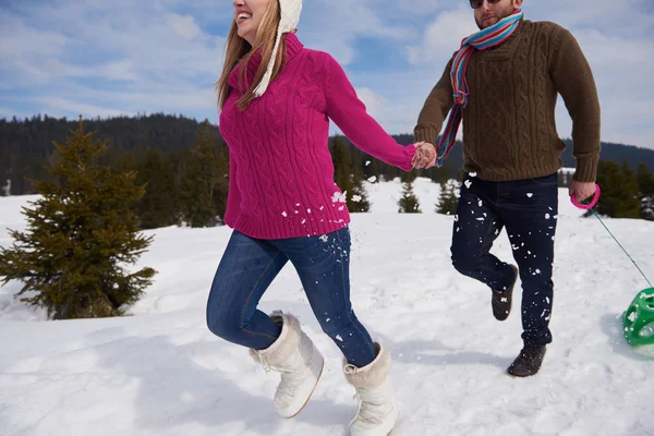 Casal se divertindo na neve — Fotografia de Stock