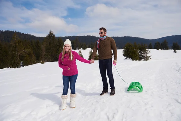 雪の中で楽しさを持っているカップル — ストック写真