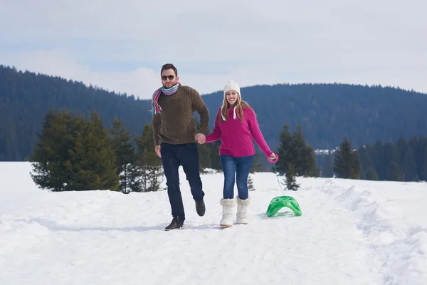 Paar hat Spaß im Schnee — Stockfoto