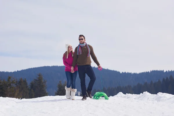 Casal se divertindo na neve — Fotografia de Stock