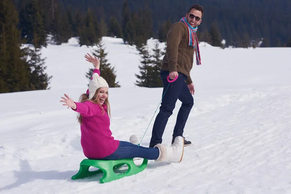 Happy νεαρό ζευγάρι διασκεδάζοντας σε φρέσκο επίδειξη για χειμερινές διακοπές — Φωτογραφία Αρχείου