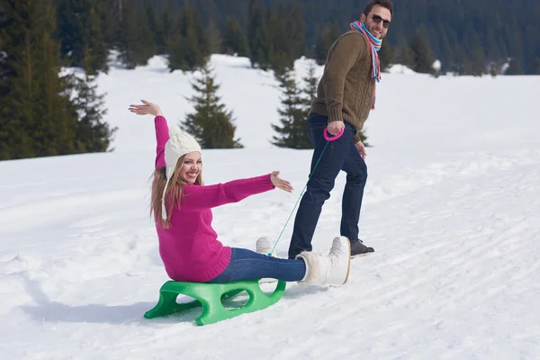 Glückliches junges Paar hat Spaß an frischer Show im Winterurlaub — Stockfoto