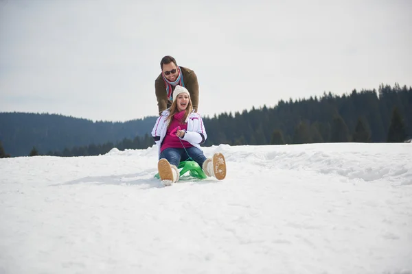 Glückliches junges Paar hat Spaß an frischer Show im Winterurlaub — Stockfoto