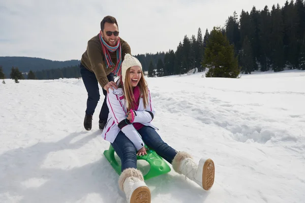 Glückliches junges Paar hat Spaß an frischer Show im Winterurlaub — Stockfoto