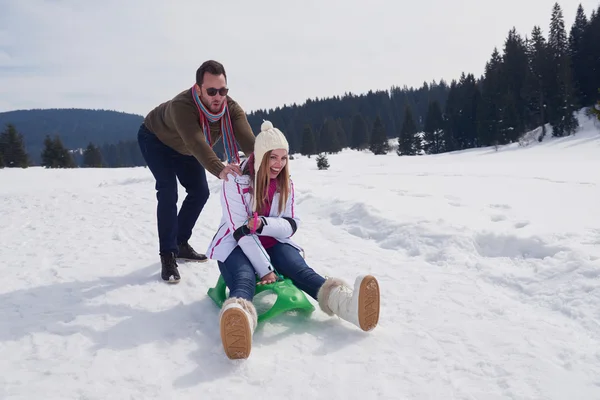 Heureux jeune couple s'amuser sur spectacle frais en vacances d'hiver — Photo