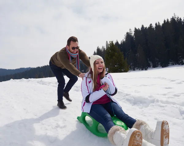 Felice giovane coppia divertirsi in mostra fresca in vacanza invernale — Foto Stock