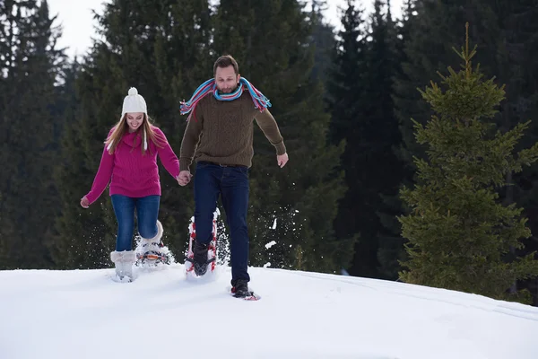 Casal se divertindo na neve — Fotografia de Stock