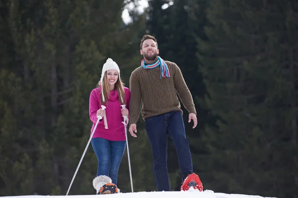 Casal se divertindo na neve — Fotografia de Stock