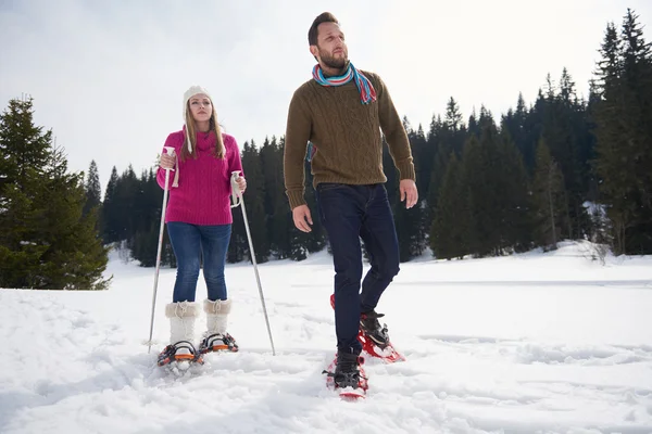 Pareja divirtiéndose en nieve — Foto de Stock