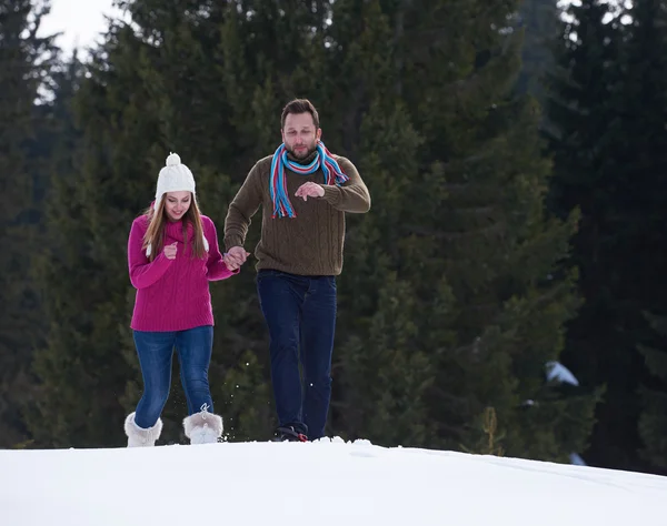 Karda eğleniyor Çift — Stok fotoğraf