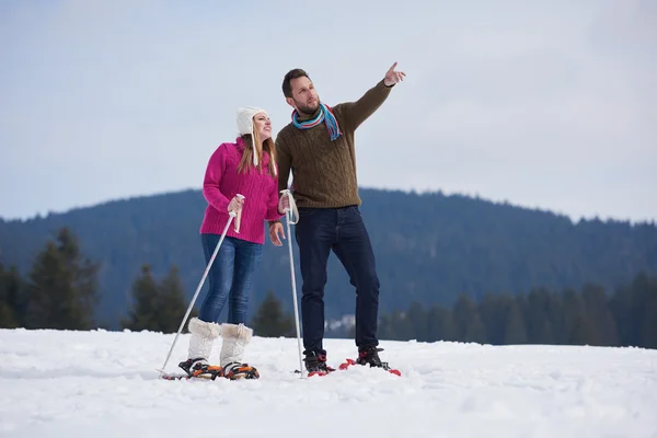 Casal se divertindo na neve — Fotografia de Stock