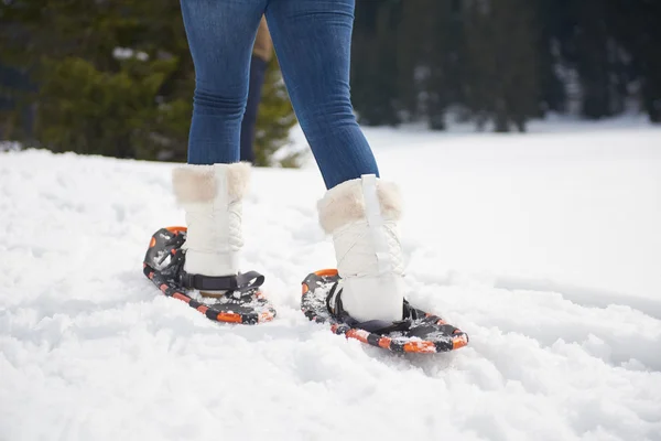 Mujer caminando en zapatos de nieve — Foto de Stock