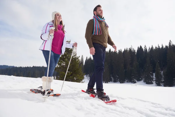 Casal se divertindo na neve — Fotografia de Stock