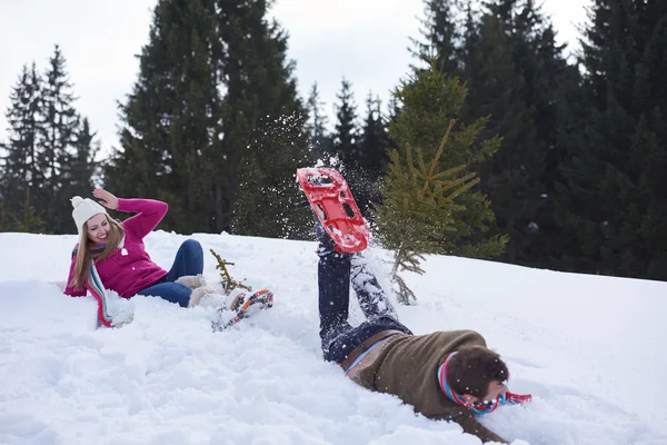 Couple s'amuser dans la neige — Photo