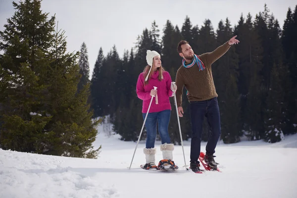 Paar plezier in de sneeuw — Stockfoto