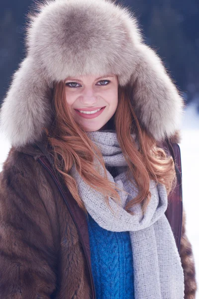 Hermosa mujer de pelo rojo joven en el paisaje de nieve —  Fotos de Stock