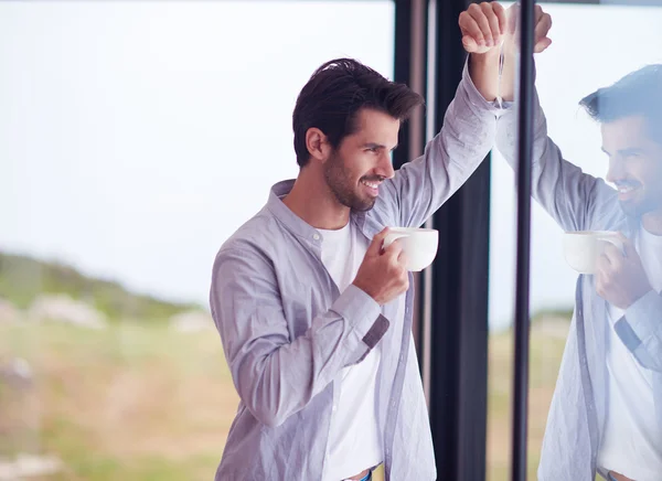 Ontspannen Jongeman Eerste Ochtends Koffie Drinken Moderne Thuis Binnenshuis Regenachtige — Stockfoto