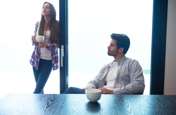 Relaxante jovem casal beber primeiro café da manhã — Fotografia de Stock