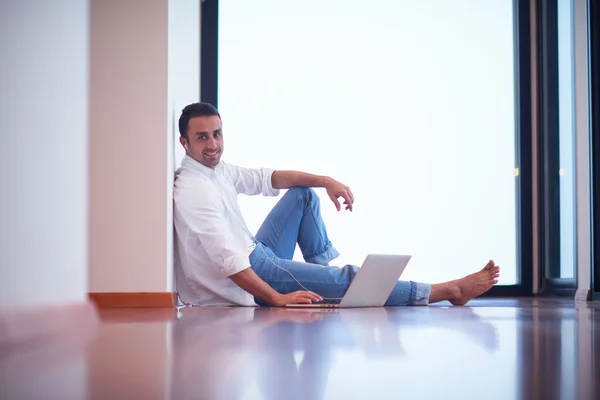 Hombre Negocios Guapo Ropa Casual Que Trabaja Ordenador Portátil Desde — Foto de Stock