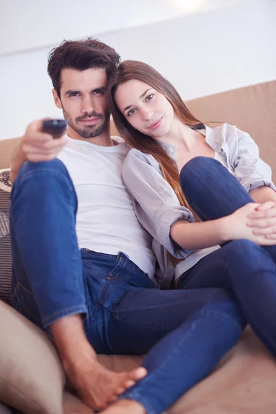 Jovem casal assistindo tv em casa — Fotografia de Stock