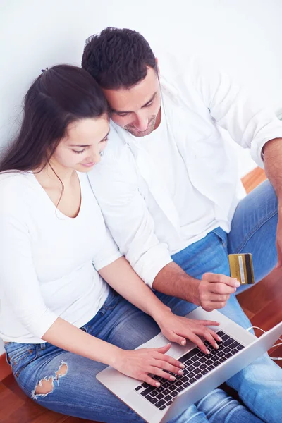 Entspanntes junges Paar arbeitet zu Hause am Laptop — Stockfoto