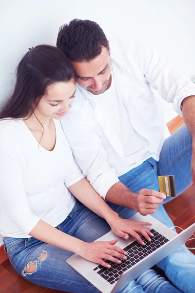 Relaxado jovem casal trabalhando no computador portátil em casa — Fotografia de Stock