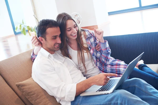 Jeune couple détendu travaillant sur ordinateur portable — Photo