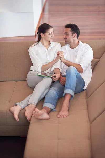Gelukkige Jonge Romantisch Paar Plezier Ontspannen Moderne Huis Woonkamer Interieur — Stockfoto