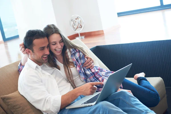 Relaxado jovem casal trabalhando no laptop — Fotografia de Stock