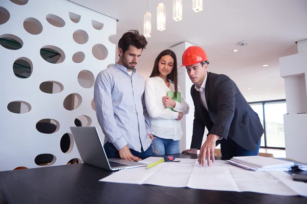 Couple achetant une nouvelle maison avec agent immobilier — Photo