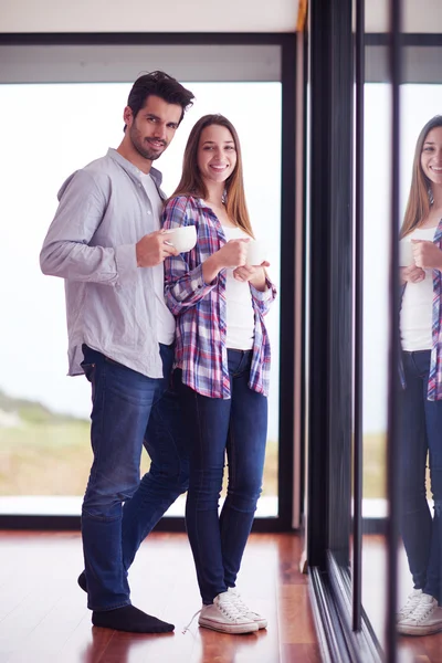 Entspanntes junges Paar trinkt ersten Morgenkaffee — Stockfoto