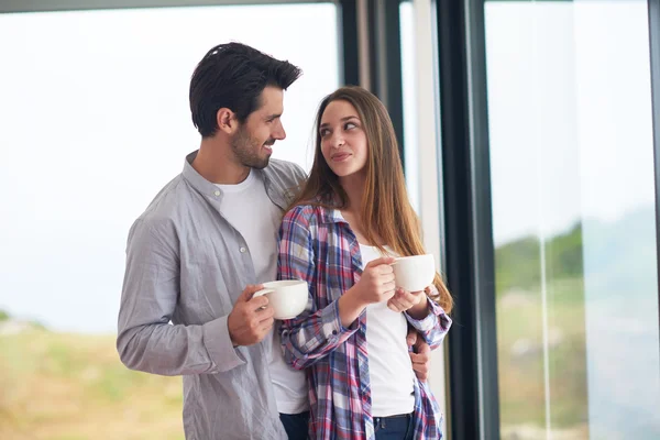 Relaxante jovem casal beber primeiro café da manhã — Fotografia de Stock