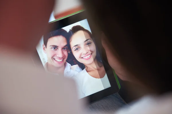 ロマンチックなリラックスした若いカップル現代の家庭でタブレットコンピュータを使って — ストック写真
