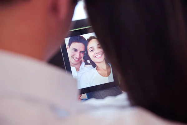 Romántico Pareja Joven Relajado Hogar Moderno Usando Tableta Ordenador — Foto de Stock