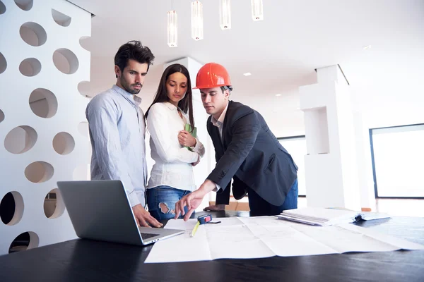 Couple achetant une nouvelle maison avec agent immobilier — Photo