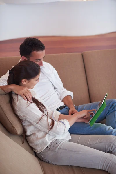 Romântico Relaxado Jovem Casal Casa Moderna Usando Tablet Computador — Fotografia de Stock