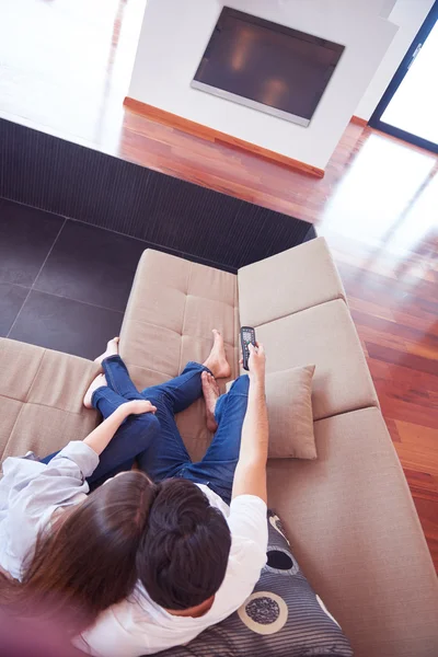 Jovem casal assistindo tv em casa — Fotografia de Stock