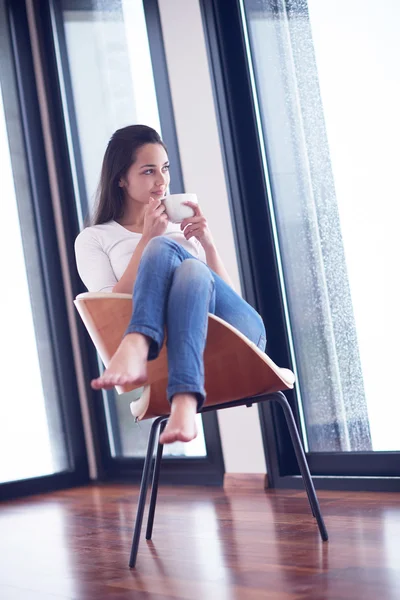 Vacker Ung Kvinna Dricka Första Morgonkaffe Modern Heminredning — Stockfoto