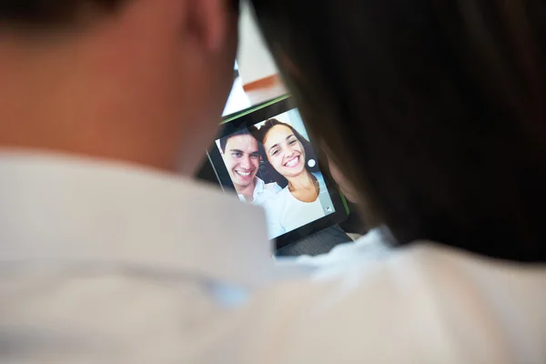 Romántico Pareja Joven Relajado Hogar Moderno Usando Tableta Ordenador — Foto de Stock