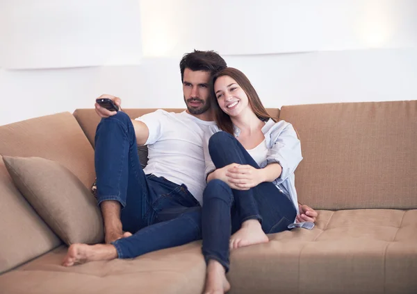 Joven pareja viendo tv en casa — Foto de Stock