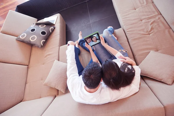 现代家庭中的一对浪漫 轻松的年轻夫妇使用平板电脑 — 图库照片