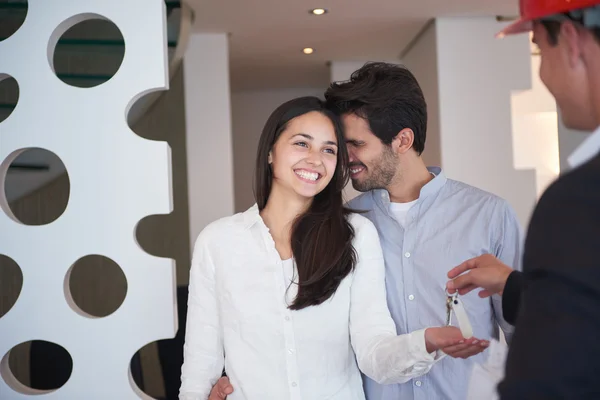 Paar kauft neues Eigenheim bei Immobilienmakler — Stockfoto